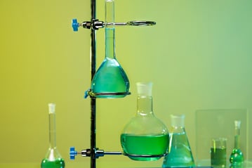 cristaleria-laboratorio-surtido-liquido-verde_23-2149481744